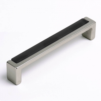 Flacher Metallgriff mit Glasverzierung