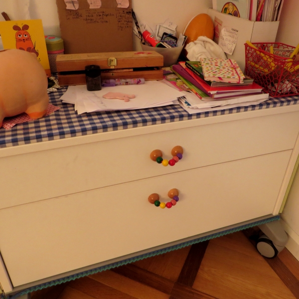 Holzgriff für Kindermöbel, bunte Perlen